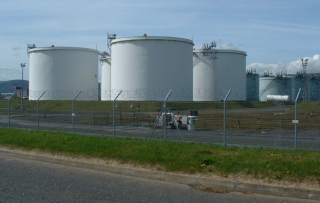 Oil_Storage_Tanks_-_geograph.org.uk_-_4843