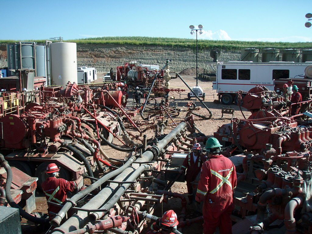 1024px-Frac_job_in_process