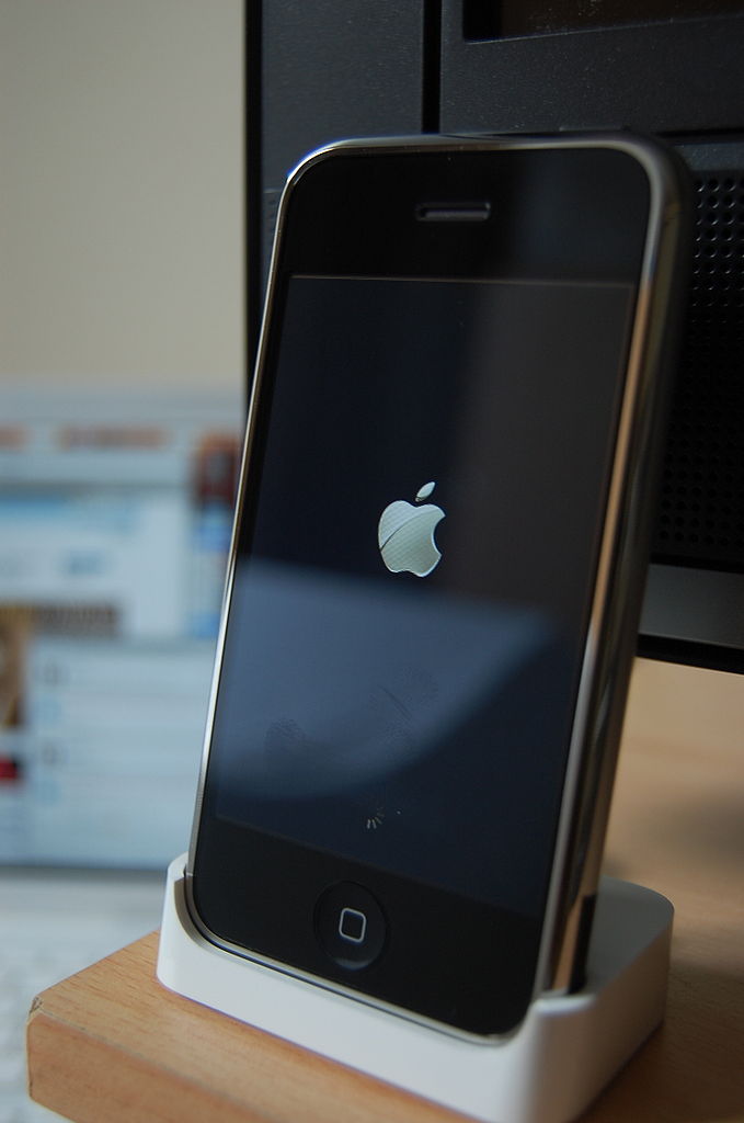 679px-Original_iPhone_docked